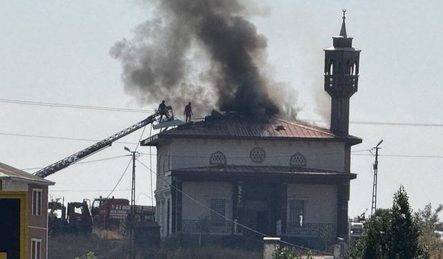 Ağrı’da caminin çatısında çıkan yangın paniğe neden oldu