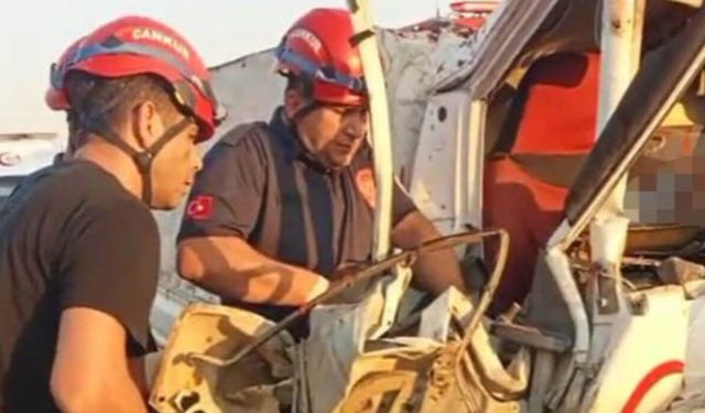 Kamyonet tıra arkadan çarptı: 2 ölü