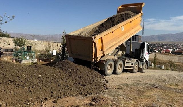 Yüksekova'da Mezarlık TOKİ’de mezarlık yollarında çalışma