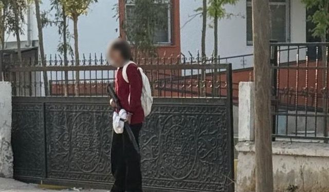 Van’da Elinde silahla okula gelen öğrenci böyle görüntülendi
