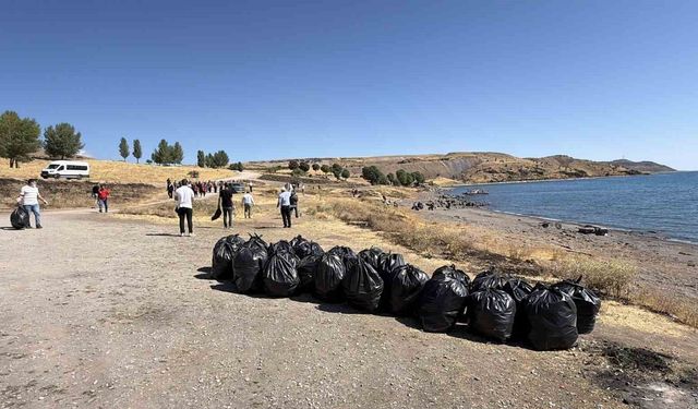 Van Gölü kıyısında temizlik seferberliği: 100 kişi katıldı, 4 ton çöp toplandıBitlis’in Tatvan ilçesinde Van Gölü kıyısı