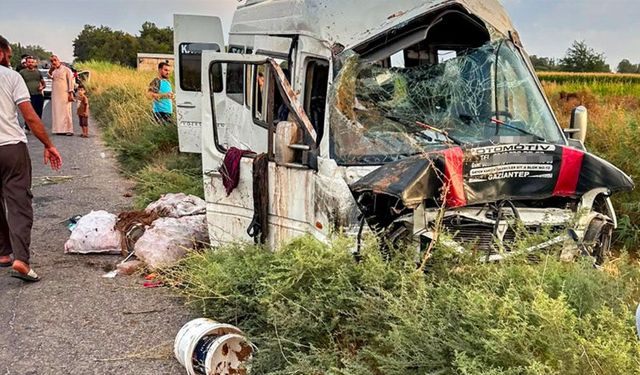 Şanlıurfa’da işçileri taşıyan servis tahliye kanalına devrildi: 15 yaralı
