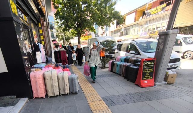 Van’da kaldırımlar işgal altında: Yayalar yola indi, turistler ve esnaf tepkili