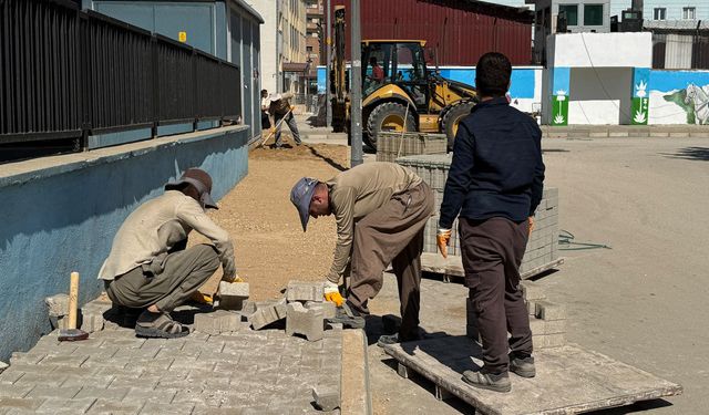 Yüksekova’da kaldırım çalışmaları sürüyor