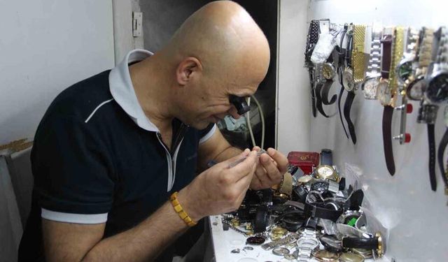 3 metrekarelik dükkanda yarım asırlık aile mesleğini yaşatıyor