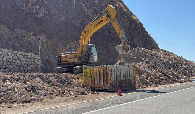 Yüksekova-Hakkâri karayolunda yeni istinat duvarı yapılıyor