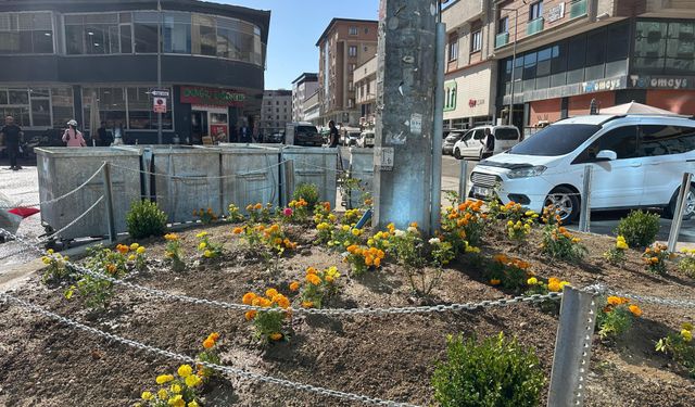 Yüksekova’da Özgürlük Meydanı Yeniden Konteynerlere Kaldı