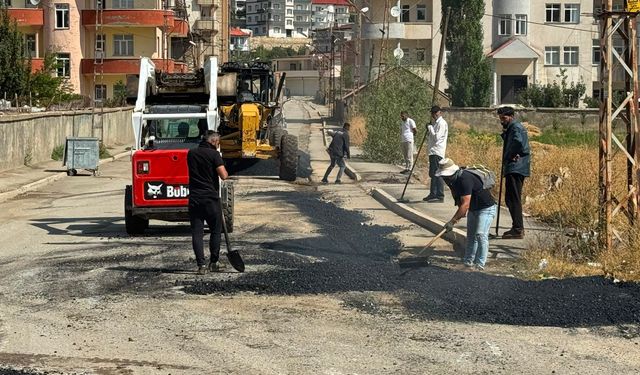 Yüksekova’da doğalgaz sonrası yollar için asfalt mesaisi