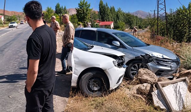 Yüksekova-Şemdinli yolunda kafa kafaya kaza: 1 yaralı