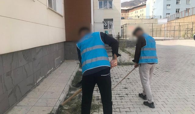 Hakkari’de denetimli serbestlik yükümlülerinden cami ve okul temizliği
