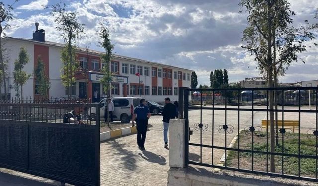 Van’da okulda silahlı öğrenci alarmı!