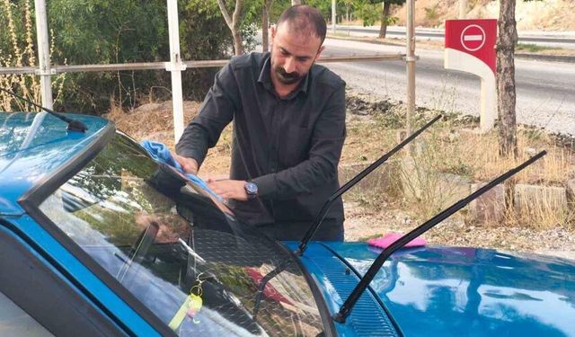 Çocukluk hayali gerçeğe dönüştü: 32 yıllık aracına gözü gibi bakıyor
