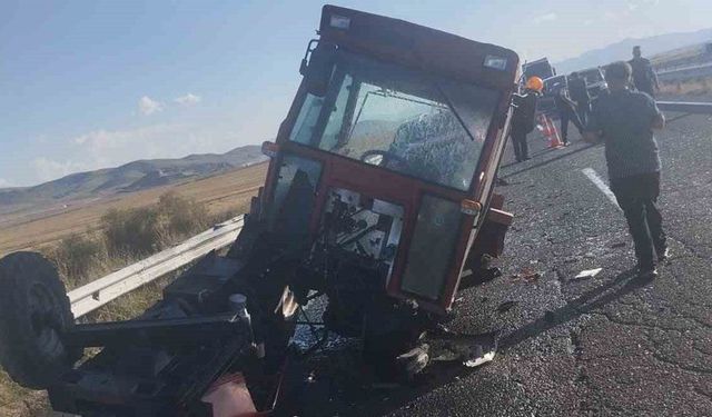 Kars’ta traktörle otomobil çarpıştı: 6 yaralı