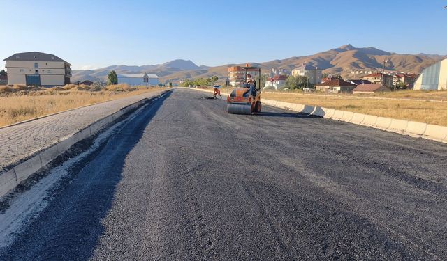 Karayolları ekiplerinden Yüksekova’da asfalt yama çalışması