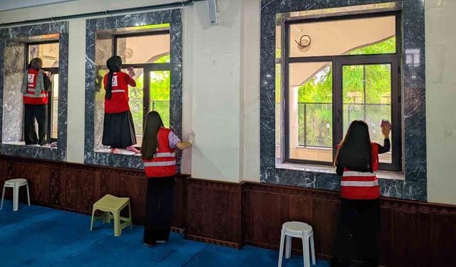 Ağrı’da Kızılay gönüllüleri Merkez Camii’ni temizledi