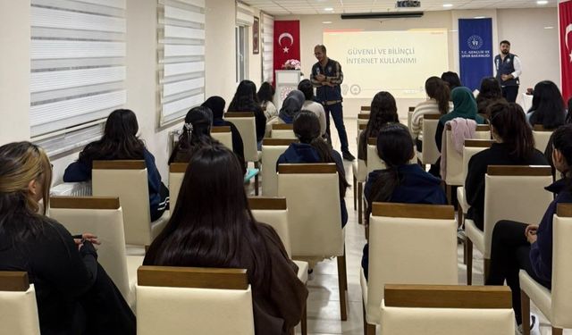 Kars’ta Üniversite öğrencilerine siber güvenlik eğitimi