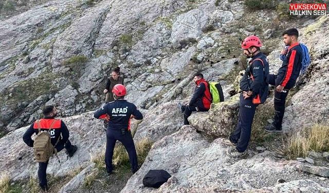 Tunceli’de sarp kayalıklarda mahsur kalan keçiler kurtarıldı