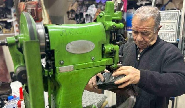 Van’da yağışlı ve soğuk hava ayakkabı tamircilerinin işlerini artırdı