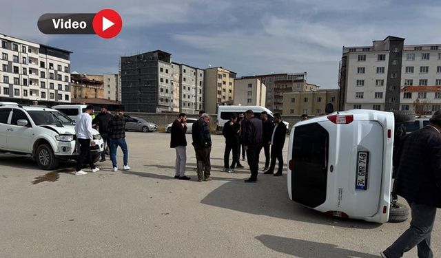 Yüksekova’da kamyonet ile hafif ticari araç çarpıştı: 1 yaralı