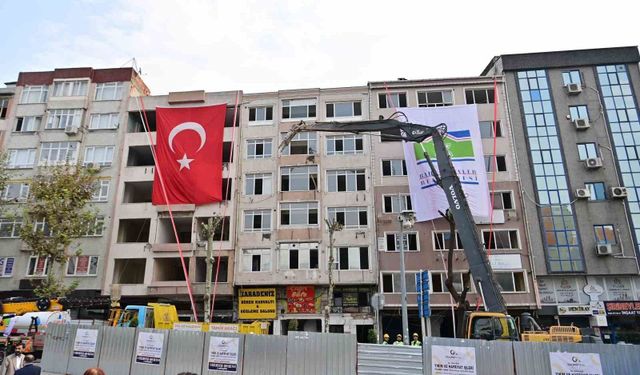 Bahçelievler’de kentsel dönüşüm kapsamında 6 bininci binanın yıkımı gerçekleştirildi
