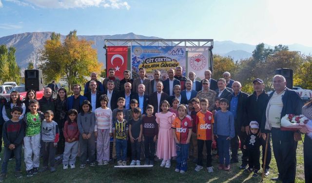 Hakkari’de 262 arıcıya elektrikli tel çit desteği sağlandı