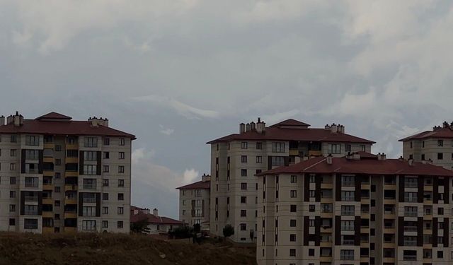 Yüksekova’nın yüksek kesimlerine mevsimin ilk karı yağdı