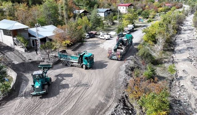 DSİ ekiplerinden Uzundere’deki sel ve rusubat birikintilerine gece gündüz müdahale