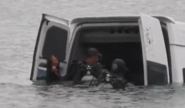 Van’da minibüs Erçek Gölü’ne uçtu: Sürücü kendi imkanları ile çıktı