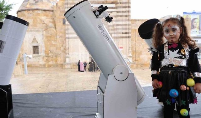 Kırşehir’de Cacabey Medresesi önünde bilim ve astronomi buluşması