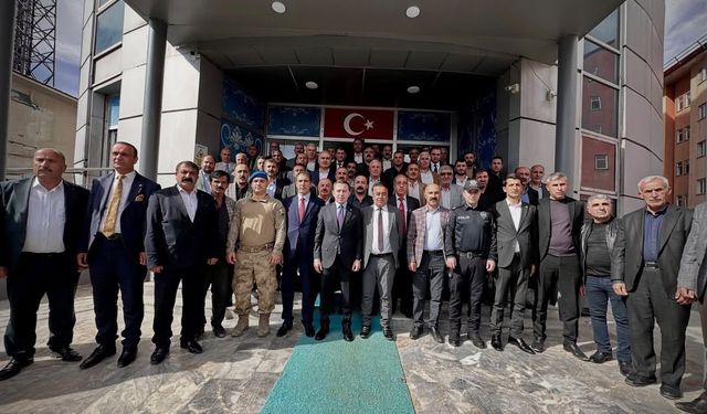 Yüksekova Kaymakamı Hülür, muhtarlarla bir araya geldi