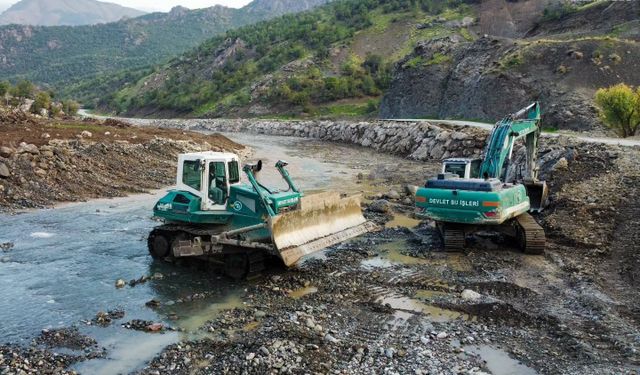 Şemdinli Boğaz Köyü’nde taşkın riskine karşı çalışma