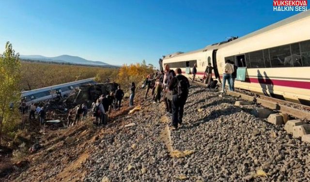 İki  tren çarpıştı: 39 kişi hayatını kaybetti