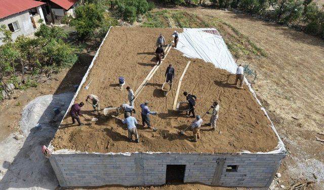 Derecik’te Bir Ev İçin Seferber Oldular: İmece Geleneği Yaşatılıyor