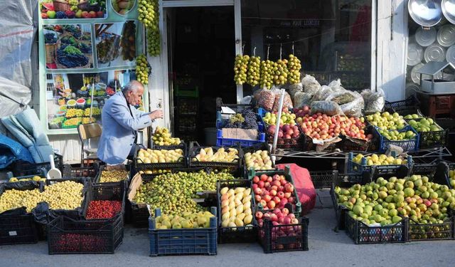 Muş’ta 40 yıllık gelenek: Güz armutlarını ipe dizerek saklıyor