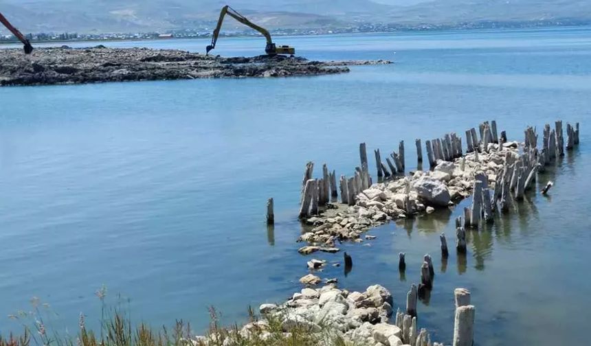 Van Gölü'nde balçık temizliği sonrası 100 yıllık iskele tamamen ortaya çıktı