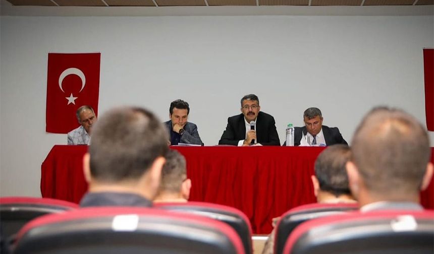 Vali Çelik Yüksekova’da muhtarlarla bir araya geldi