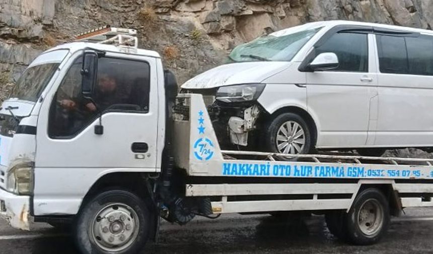 Hakkari Van karayolunda kazada 2 kişi yaralandı