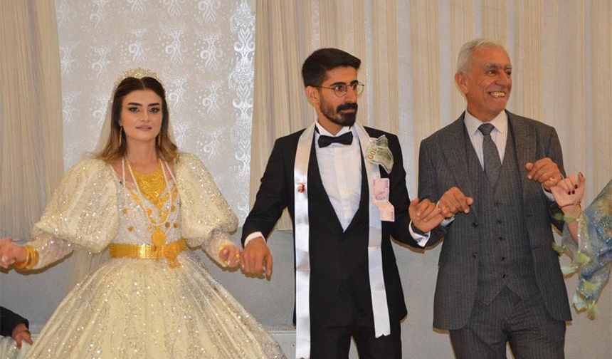 Damadın babası Abdulmenaf Düzenci, mutlu günlerinde kendilerini yalnız bırakmayanlara teşekkür ederek, “Kınamızı Van’da yaptık. Gelinimizi aldıktan sonra ise düğünümüzü burda yaptık. Düğünümüze katılan herkese teşekkür ederiz. Genç çiftimiz için hayırlı olmasını diliyoruz. İnşallah mutlu bir hayat sürerler” ifadelerini kullandı.