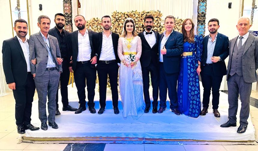 Rona Class Düğün Salonu’nda yapılan ve sağdıçlığını İshak Düzenci’nin yaptığı düğün renkli görüntülere sahne oldu.  
