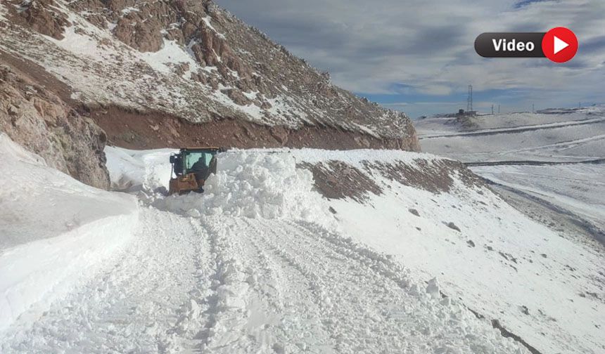 Yüksekova'da kar kalınlığı 1 metreyi aştı