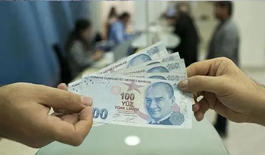 Merkez Bankası'nın son faiz artırımıyla yüzde 52'yi aşan TL mevduat faizleri, yeni yılla beraber düşüşe geçti. Faiz oranları yüzde 40’ın altına kadar gerilerken; bankaların yeni oranları belli oldu. Ancak çoğu banka mevduat faizlerini yukarı çekmeye de devam ediyor.
Bankaların faiz oranlarına göre 2 milyon TL'nin 32 günlük faiz getirisi şöyle:
