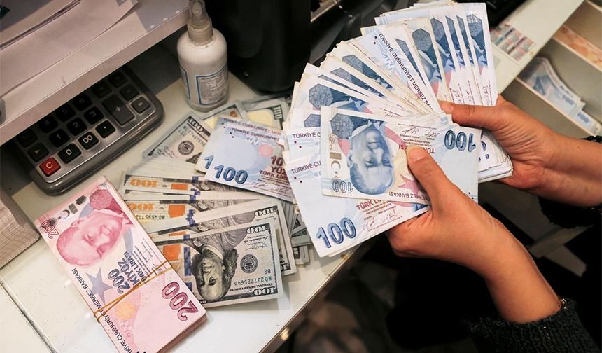 Orta Vadeli Program ve seçim beyannamesi çerçevesinde çalışma hayatı ve emeklilik konularında yeni reformlar hazırlanıyor. Toplumun hemen her kesimini ilgilendiren önemli değişiklikler belli bir takvim çerçevesinde hayata geçirilecek. 5 adımlı yeni düzenlemenin detayları belli oldu. Memura 3600 ek gösterge, ev kadınına erken emeklilik, Bağ-Kur primlerinde değişiklik, ikinci emekli maaşı ve mesai saatleri gibi konularda adımlar atılacak.