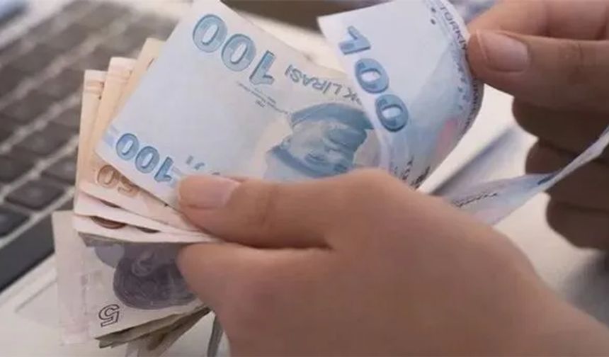 Ev sahibi olma hayali giderek zorlaşıyor. Merkez Bankası'nın faiz kararının ardından konut kredileri en çok merak edilen konular arasında yer alıyor. En düşük konut kredisi 2,80 faiz oranıyla ödemesi kredi çekilen paranın neredeyse 3 katına çıkıyor. Bankalara göre 10 yıl vadeli 1 milyon TL konut kredisinin oranları ve geri ödemesi şöyle: