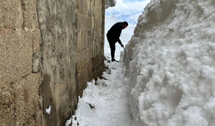 Kar kalınlığı 1 metreyi geçtiği ilçede vatandaşlar evlerine gitmek için adeta tüneller açarak ulaştılar.