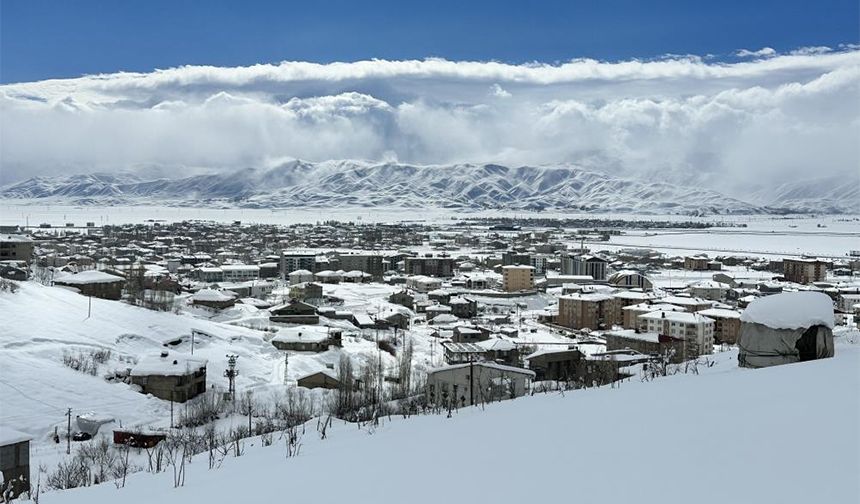 Meteorolojinin uyarılarından sonra ilçe merkezinde kar kalınlığı 1 metreyi, yüksek kesimlerde ise yer yer 2 metreyi geçti.
