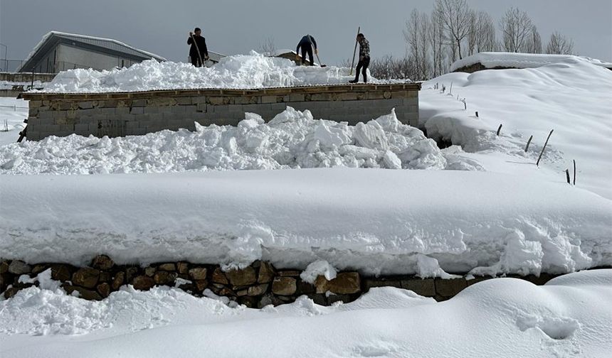 İlçede günlerdir dondurucu hava etkisini sürdürürken, akşam saatlerinde başlayan lapa lapa kar yağışı ilçeyi adeta kara gömdü. Akşam saatlerinde başlayan yoğun kar yağışı sabah saatlerinde etkisini artırarak ilçede 1 metreyi geçerken, evler ve araçlar adeta kar içinde kayboldu
