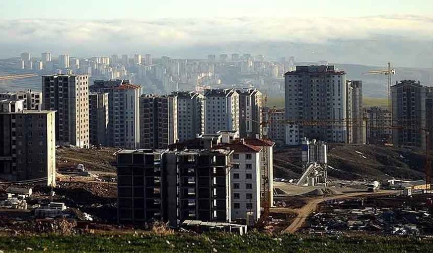 TCMB verileri ışığında dün yayınladığımız konut-dükkan fiyatları karşılaştırmasının ardından bugün de konut fiyatlarının, bölgelere göre fiyat artışlarını kıyasladık.
1 yıl, 5 yıl ve 10 yıllık değişimleri incelediğimizde farklı sonuçlar karşımıza çıkıyor. TCMB'nin yayımladığı verilerde şehir yerine bölgeler kullanıldığı için biz de analizimizi bu şekilde yaptık.
Son 1 yılda konut fiyat endeksinde en çok artış yaşanan bölgeler şöyle: