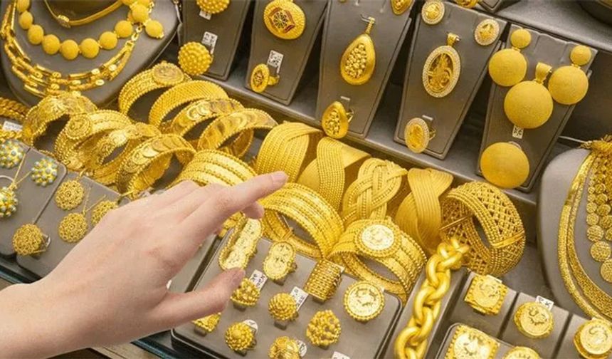 Çeyrek Altın fiyatı, anlık olarak 3.368,29 TL'ye karşılık gelmektedir. Çeyrek Altın son 24 saat içerisinde %0,00, son bir haftada %0,27 oranında değişmiştir. Çeyrek Altın, 03.02.2024 tarihinde 3.382,60 TL ile son bir ayın en yüksek seviyesine ulaşmıştır. Çeyrek Altın, 18.01.2024 tarihinde 3.348,17 TL ile son bir ayın en düşük seviyesine ulaşmıştır.
