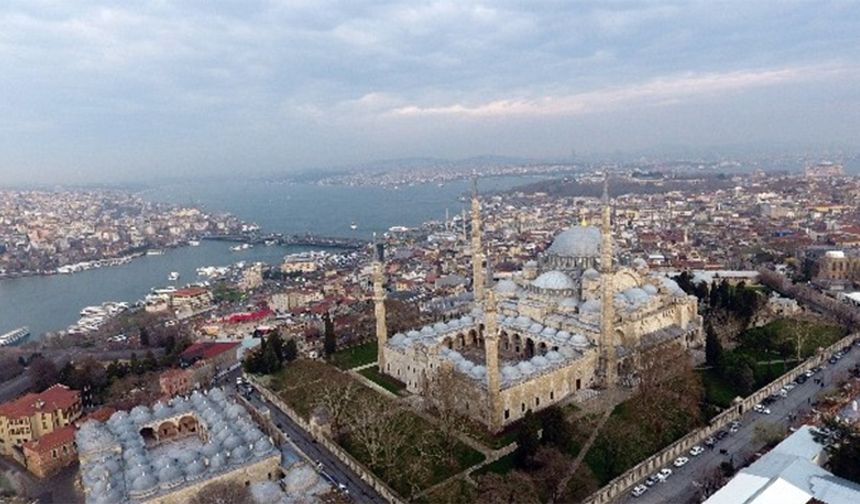 TÜİK verilerine göre 15 milyon 56 bin 806 kişi ile Türkiye nüfusunun yüzde 18,34'ü İstanbul'da ikamet ediyor.
İstanbul kütüğüne kayıtlı olan sayısı ise 2 milyon 152 bin 878 kişi.
Yani İstanbul'da ikamet eden ancak kütüğü başka illerde kayıtlı olan 12 milyon 904 bin kişi bulunuyor.
Peki, İstanbul'da en çok nereli var?
Sondan başa ilk 20 il şöyle şekilleniyor: