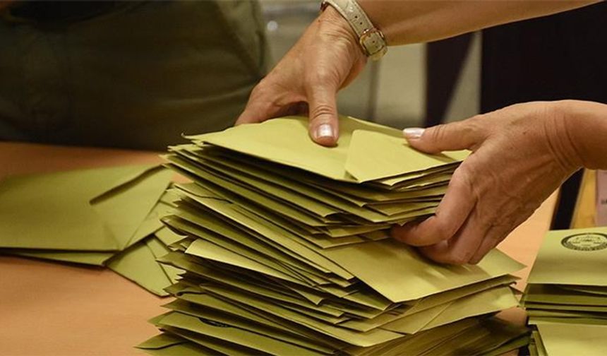 Nüfusu 2 milyonun üzerinde olan belediyelerde başkanlara 232.280 gösterge üzerinden brüt maaş veriliyor. Bu tutardan öncelikle genel sağlık sigortası (GSS) primi ile maluliyet, yaşlılık, ölüm (MYÖ) sigortası primi kesiliyor. Kalan tutar üzerinden gelir vergisi ve damga vergisi alınıyor.